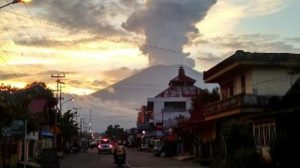 Siaga II Waspada, Warga Heboh Gunung Dempo Keluarkan Abu Vulkanik
