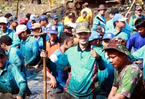 Harnojoyo Pimpin Gotong Royong di Anak Sungai Bendung