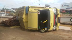 Truk Terperosok Lobang Jalan, Akibat Tidak Adanya Rambu-Rambu Penerangan