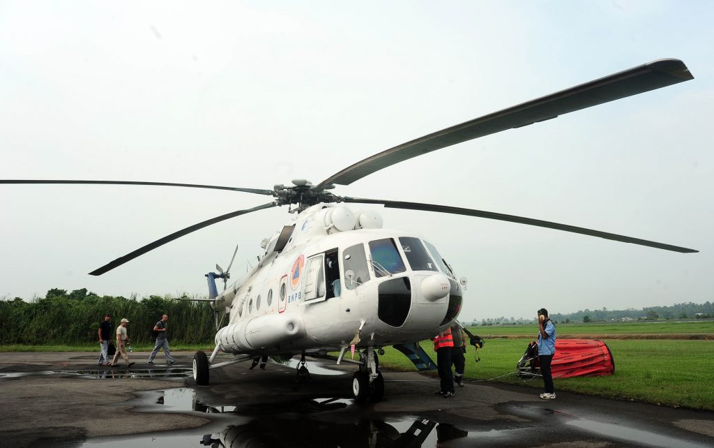 Sejumlah kru berada di sekitar Helikopter MI-8 milik Badan Nasional Penanggulangan Bencana (BNPB) sesaat sebelum terbang, di Lanud Supadio, Kabupaten Kub
