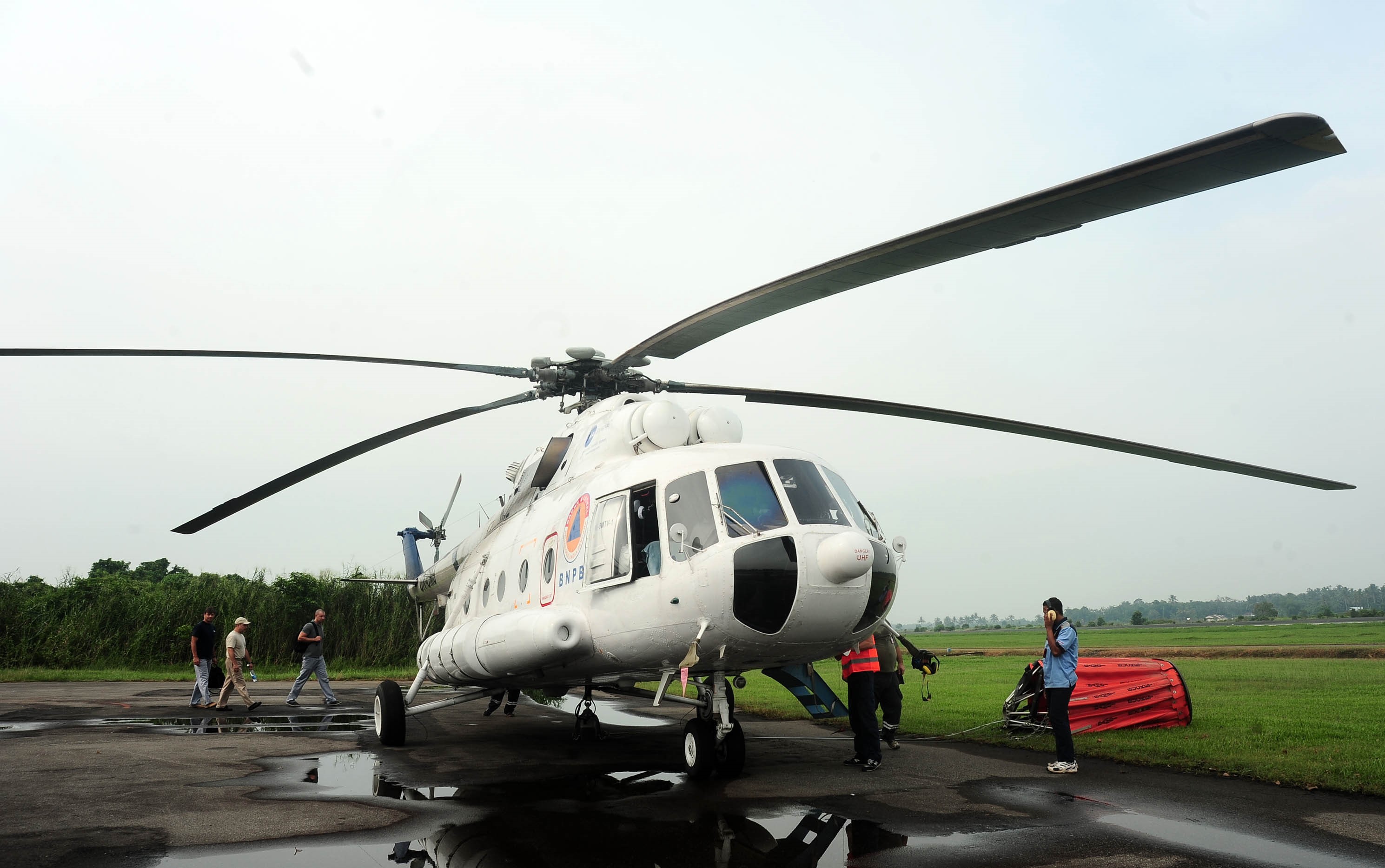 Sejumlah kru berada di sekitar Helikopter MI-8 milik Badan Nasional Penanggulangan Bencana (BNPB) sesaat sebelum terbang, di Lanud Supadio, Kabupaten Kub