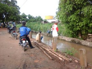 Air Pasang Warga Km 14 Asyik Tangkul Ikan di Pinggir Parit