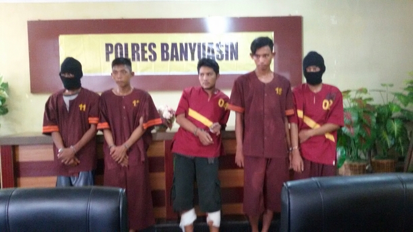 Pelaku Uuk Diserahkan Keluarga Ke Polres Prabumulih