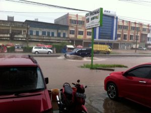 Tidak Ada Drainase, KM 13 Banjir Saat Diguyur Hujan Deras