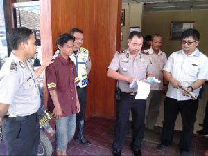 Sering Cekcok, Reno Kejar Ayah Dengan Parang