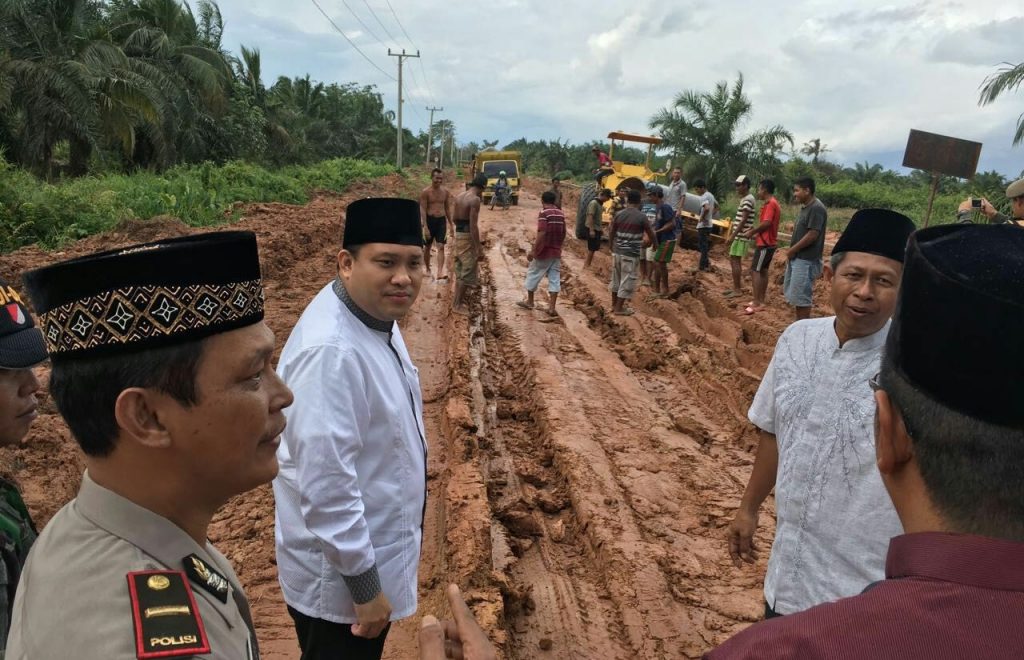 Bupati Minta Perusahaan Sawit Juga Ikut Membangun Jalan Tungkal Ilir Ini