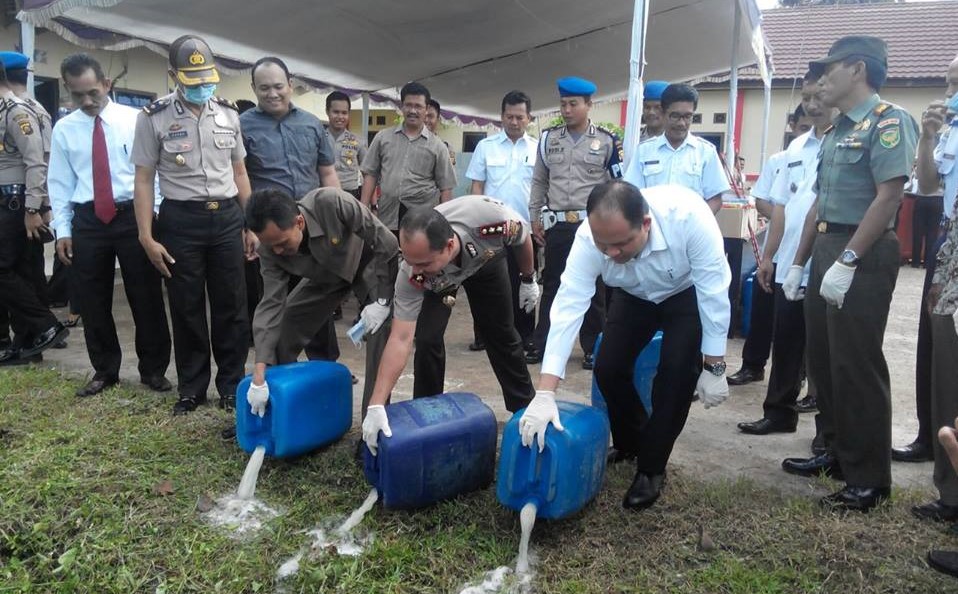 Kapolres Banyuasin AKBP Prasetyo R Purboyo, S.lk, MH, Bupati Banyuasin beserta Kejari Pangkalan Balai memusnahkan miras, tuak dan mercon tersebut secara simboli