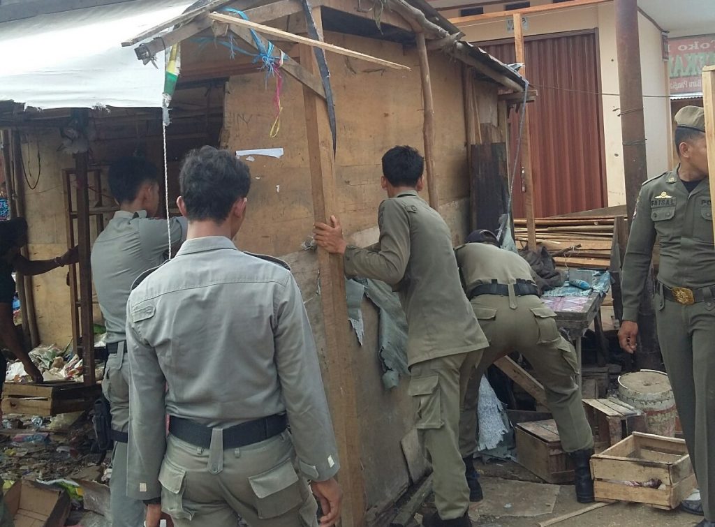 Pol PP Bongkar Paksa Kios Liar di Seputar Pasar Pangkalan Balai