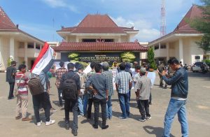 Warga Muara Telang Demo Kantor Kejari dan DPRD Banyuasin