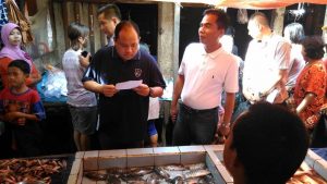 Pantau Harga Sembako, Yan Anton Ferdian Blusukan ke Pasar Betung