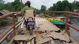 Jembatan Rusak, Warga Nyaris Terperosok ke Sungai