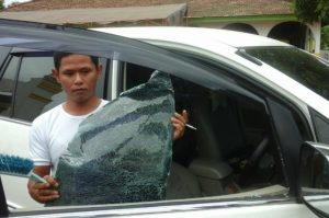 Pelaku Memecahkan Kaca Mobil Lalu Mengambil Barang Berharga Didalamnya