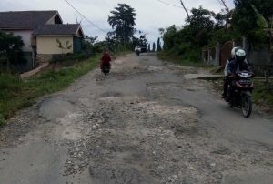 Jalan Simpang Kotoway Muaradua Rusak Parah