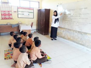 Belajar Tanpa Bangku Dan Meja Siswa SDN 68 OKU Butuh Bantuan Dana Pemkab