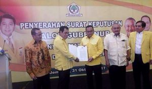 Nurdin Halid Serahkan SK Penunjukan DRA Sebagai Cagub Sumsel 2018