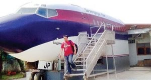 Unik, Warga Banyuasin Sulap Bangkai Pesawat Jadi Rumah