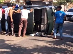 Mobil Yang Berisikan Tahanan Kejari OKU Selatan Terbalik