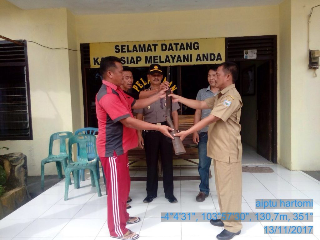 Polsek Semidang Aji Terima Serahan Senpi Dari Warga Ulak Pandan