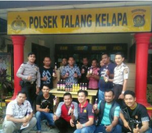 Ratusan Botol Miras Terjaring Giat Polsek Talang Kelapa