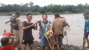 Warga Berduyun Menangkap Ikan Pinggiraan Sungai Musi, Diduga Mabuk Belerang Gunung Dempo