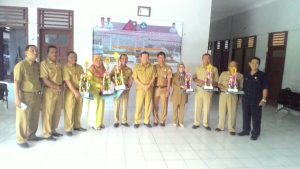 Dinas Pendidikan Memberikan Penghargaan Kepada Sekolah Dalam Penilaian UKS