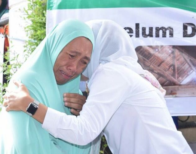 Tangis Lastri Tumpah Di Pundak Fitri