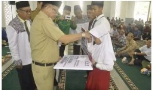 Bupati Muaraenim Memberikan Bantuan Di Masjid Agung Kabupaten Muara Enim.