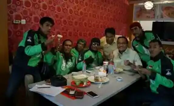 Rangkul Semua Lapisan Masyarakat, Dodi-Giri Makan Pempek Bareng Komunitas Ojol