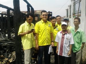 Melalui Program Peduli Bencana, Partai Golkar Kecamatan Kertapati Bantu Korban Kebakaran