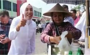 Hampiri Penjual Jamu Tradisional, Ini Alasan Fitrianti