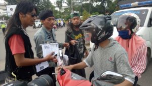ANAK PUNK Bagikan Ratusan Takjil Gratis