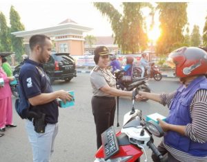 Kapolres OKU Berserta Jajaran Sat Reskrim Bagi Takjil Di Bulan Ramadhan