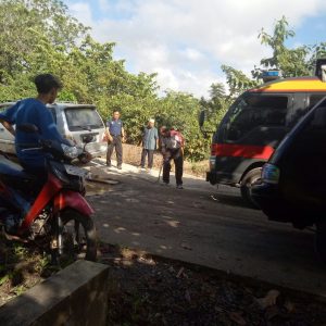 Mobil Tersangkut Akibat Pembangunan Jalan Cor Yang Dalam Proses Pengerjaan
