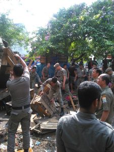 Melanggar Perda, Puluhan PKL Ditertibkan