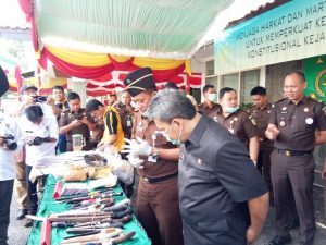 Kajari OKU Musnahkan BB, Dalam Rangka Hari Bakti Adhyaksa Ke 58
