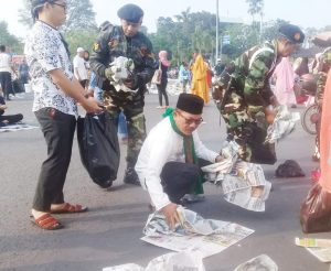 Hernoe Ajak Banser Bersihkan Koran Bekas Sholat Idul Adha Di Mesjid Agung