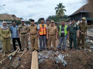 Bupati OKU Kujungi Desa Kurup Pantau Pembangunan Jembatan Kurup