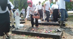 Ratusan Massa Relawan Sedulur Jokowi  Berziarah Ke Makam Pahlawan