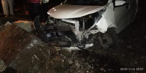 Seruduk Babaranjang, Mini Bus Ini Hantam Lampu Penerangan