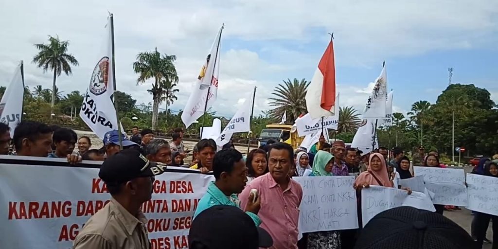 Ratusan Masyarakat Desa Karang Dapo kec. Peninjauan Melakukan Aksi Demo Kantor Pemkab OKU