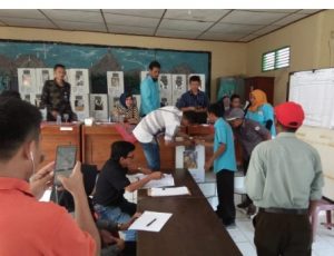 PPS Merapi Barat Lakukan Rekapitulasi Hasil C1. Plano