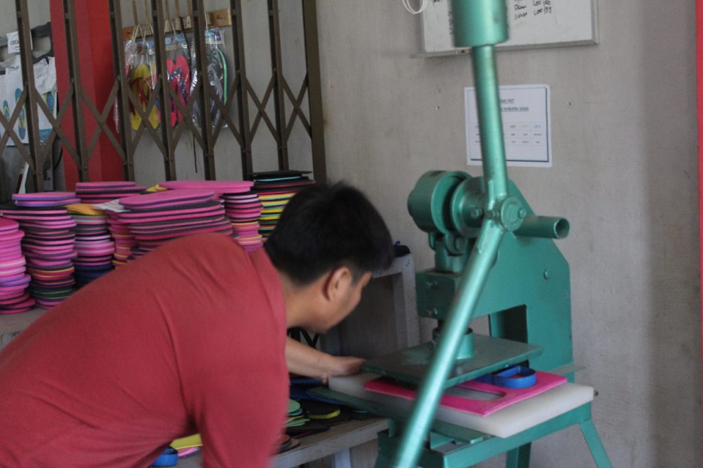 Bulan Ramadhan, Produksi Sendal Lapas Banyuasin Banjir Orderan