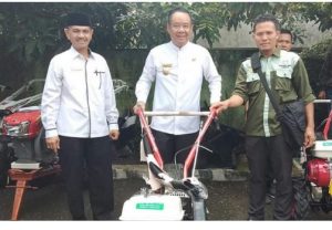 Pemkab Lahat Serahkan Bantuan Alat Pertanian