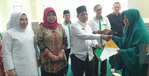 Wabup Lahat Berikan Distribusi Zakat Infaq/ Shadaqah ( Zis)