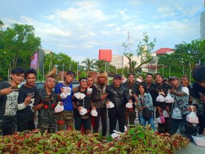 Street Punk Bagikan Ratusan Takjil Gratis