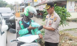 Kabid Humas Polda Sumsel Bagikan Ratusan Takjil