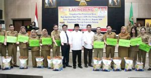 Herman Deru Bagikan Beras  Untuk 30.269 Pegawai Pemprov Sumsel