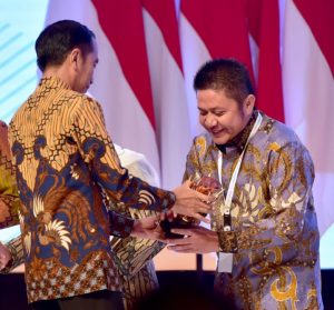 Herman Deru Terima Penghargaan dari Presiden RI