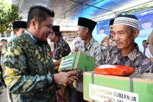 Gubernur Serahkan Bantuan Banjir dan Longsor Sindang Panjang