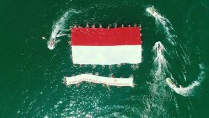 Sangsaka Merah Putih Terbentang di Tengah Danau Ranau